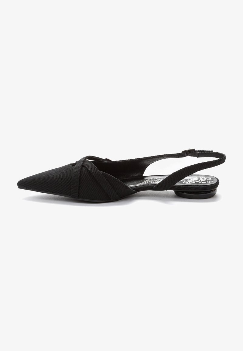 Zapato plano negro slingback con punta afilada, que presenta tejido texturizado, tiras entrecruzadas y un pequeño tacón circular.