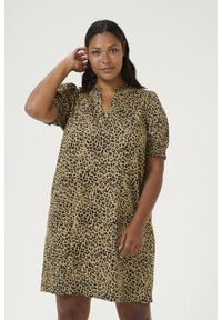 Leopardmönstrad klänning i beige och svart, korta puffärmar, v-ringning, lös passform och knälängd. Mjuk tyg med lätt lyster.
