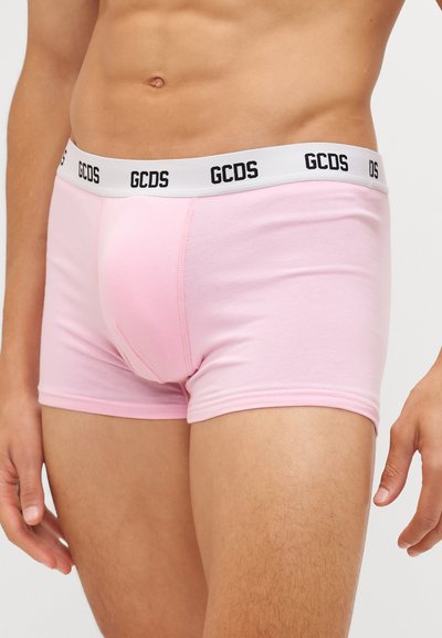 Boxer aderenti in cotone rosa chiaro con una cintura bianca che presenta il logo nero "GCDS". Design aderente con una tasca frontale di supporto.