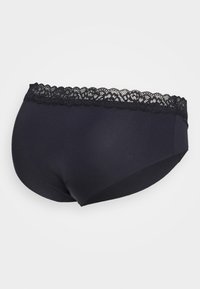 Fekete pamutanyagból készült alsónadrág, finom fekete csipke derékkal, sima felülettel és közép magas fazonnal.