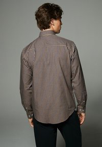 Next EASY OXFORD - Camisa - navy blue neutral brown gingham