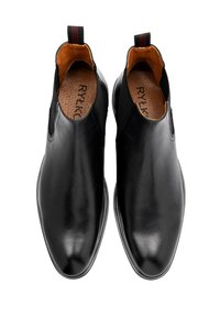 Czarne skórzane botki za kostkę o smukłym designie, z elastycznymi panelami bocznymi i kontrastującą czerwoną pętlą do zakupu. Gładka tekstura i zaokrąglony kształt noska.