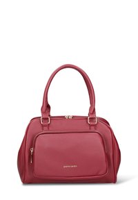 Borsa a mano in pelle rossa con texture, dotata di due manici superiori, una tasca frontale con zip, dettagli in metallo dorato e un logo dorato sul davanti.