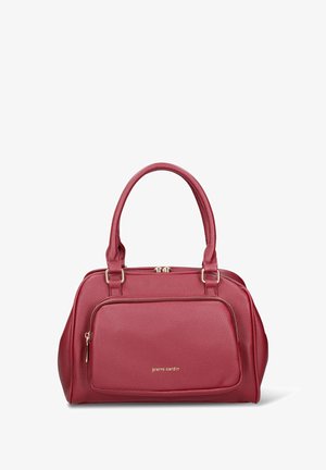 Rode leren handtas met een gestructureerd oppervlak, dubbele bovenhandvatten, een voorvak met ritssluiting, gouden metalen accenten en een gouden logo aan de voorkant.