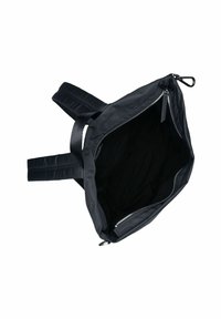 Sac à dos noir en tissu, avec fermeture éclair. L'intérieur est doublé de matériau noir, avec des bretelles réglables noires pour le transport.