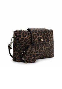 Borsa a tracolla in ecopelle a stampa leopardata con chiusura a patta, accessori in oro e un porta-monete rotondo staccabile. Superficie testurizzata con un design elegante.