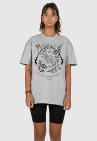 MJ Gonzales PAISLEY HEAVY OVERSIZED TEE - Trükipildiga T-särk - grey
