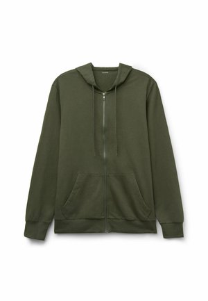 Sudadera con cremallera de color verde oliva, hecha de una tela suave, que cuenta con una capucha con cordón, bolsillos tipo canguro en la parte frontal y puños y dobladillo acanalados.