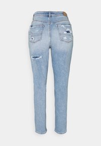 Svetle modré džínové kalhoty se slim fit střihem, s distressed detaily, dvěma zadními kapsami a mírně roztrhaným lemem.