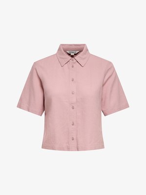 Lyhythihainen, napillinen vaaleanpunainen paita, jossa on kärkikaulus ja lyhennetty helma, valmistettu teksturoidusta kankaasta.