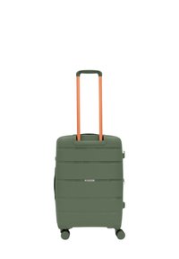 Valigia rigida verde con strisce testurizzate, manico telescopico arancione e quattro ruote per la mobilità. Design compatto con una finitura liscia.