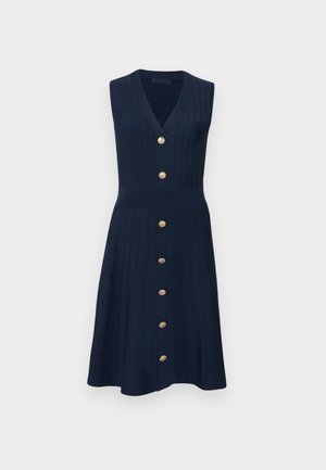 Rochie bleumarin fără mâneci, cu decolteu în V, textură cu dungi, talie strâmtă și un rând vertical de șapte nasturi aurii în față.