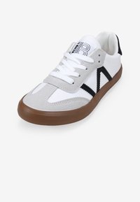 Weißer Sneaker mit grauen Wildlederelementen, schwarzen Akzenten und einer braunen Gummisohle. Sportliches Design und flache Schnürsenkel.