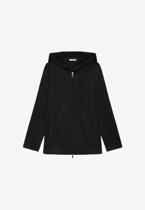 Schwarzer Hoodie mit durchgehendem Reißverschluss, verstellbarer Kordelzugkapuze, zwei Seitentaschen und glatter Textur. Minimalistisches Design ohne sichtbare Muster.