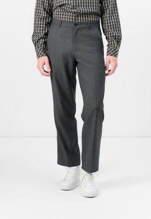 Grå skreddersydde bukser med en teksturert finish, med en rett ben-design, side lommer og kombinert med hvite sneakers.