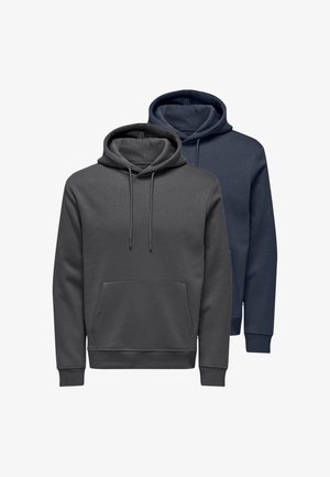 Due felpe con cappuccio: una grigia scura e una blu navy. Entrambe hanno tasche frontali, stringhe e una texture morbida e liscia.