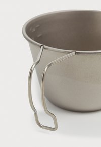 Metalblandingsskål med en mat taupe-finish, der har et buet metalhåndtag og en glat tekstur; bred kant og dybere krop design.