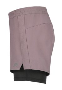 Hellblaue Sportshorts mit schwarzem Innenfutter, ausgestattet mit atmungsaktiven Seiteneinsätzen, einem breiten Gummibund und einem kleinen Logo.