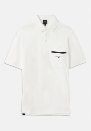 Polo branca em mistura de algodão, com uma pala de três botões, mangas curtas e um bolso com uma faixa azul-marinho. Logótipo da marca no bolso.