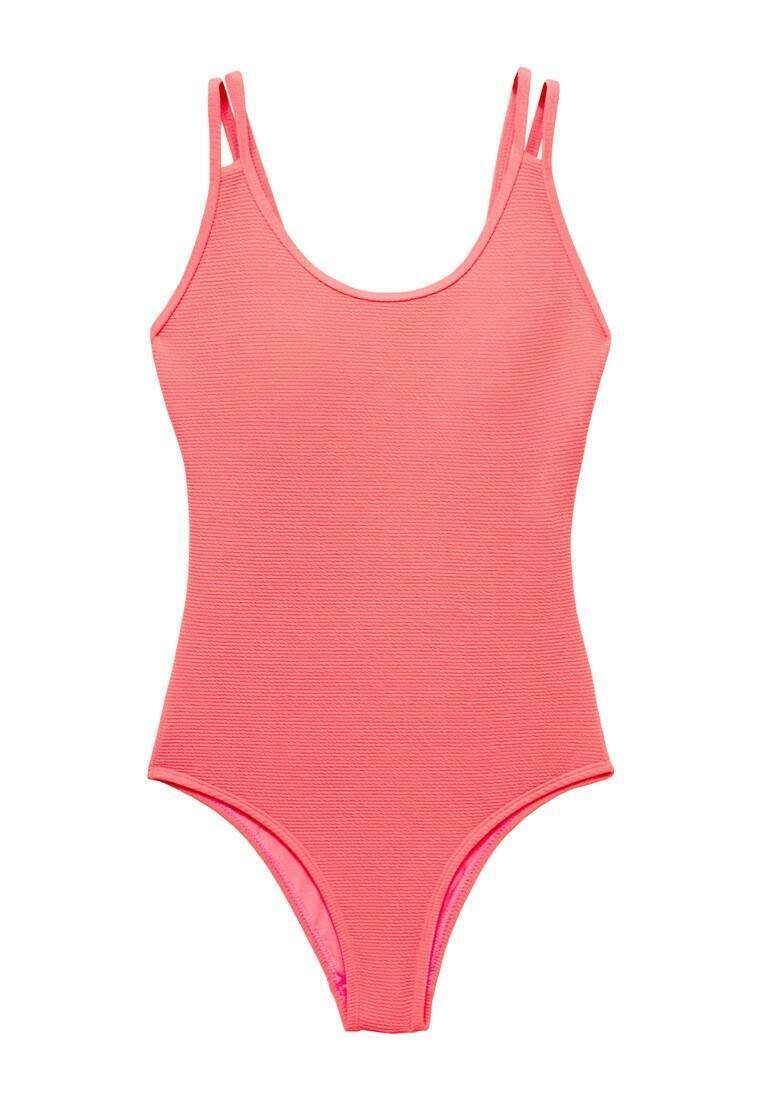 Svetlo roza enodelni kopalni plašč s širokim izrezom, dvojno naramnico in teksturirano blago. Ima visoko izrezane hlačnice in brezšivno zasnovo.