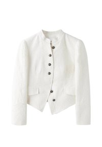 Veste blanche texturée à manches longues, col montant, six boutons foncés sur le devant et deux poches à rabat à la taille.