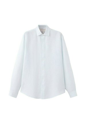 Camisa blanca de manga larga con botones, cuello y puños, mostrada plana sobre un fondo blanco.