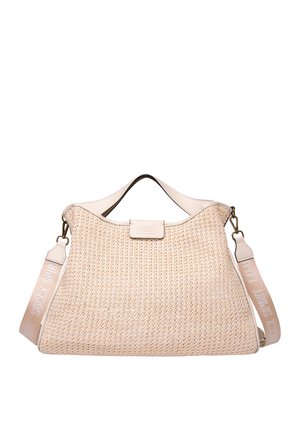 Beige geflochtene Handtasche mit glatten Lederelementen, einer runden Oberseite und einem verstellbaren Tragegurt mit geprägt beschriftetem Logo. Sichtbare strukturierte Oberflächendetails.