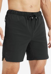 Schwarze Badehose aus leichtem Stoff, mit elastischem Bund, Kordelzugverschluss und Seitentaschen. Schlichtes Design, ohne Muster.