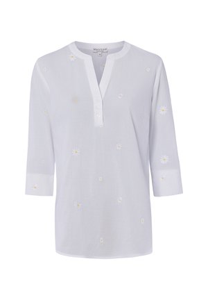 Witte blouse met lange mouwen met kleine witte en gele madeliefjes, drieknoopsbies en ronde halslijn.