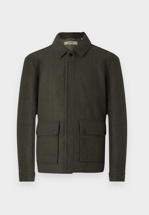 Olivkowa wełniana kurtka z kołnierzem, zapięciem na guziki z przodu oraz dwiema dużymi kieszeniami zapinanymi na guziki. Posiada teksturowany materiał i prosty krój.