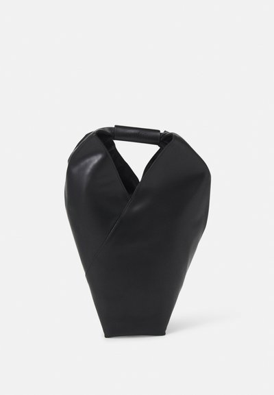 Mala tote em imitação de couro preta com um design dobrado e alça únicos, apresentando uma textura suave e uma forma minimalista.