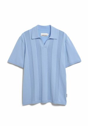 Hellblaues, kurzärmeliges Strickshirt mit weiterem Kragen, vertikalen, strukturierten Streifen und einem Etikett im Nackenbereich.
