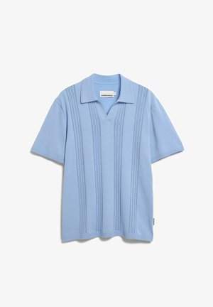 Chemise en maille bleu clair à manches courtes avec un col étalé, des rayures texturées verticales, et une étiquette à l'intérieur de l'encolure.