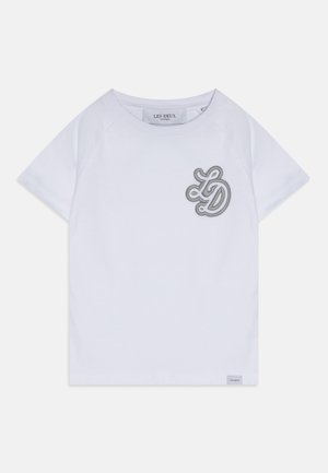 Camiseta blanca de manga corta con cuello redondo, que presenta un logo bordado en gris "LD" en el lado izquierdo del pecho y una pequeña etiqueta LES DEUX en el dobladillo.