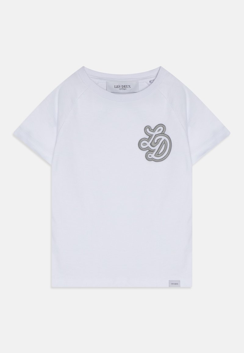 T-shirt blanc à manches courtes avec col rond, présentant un logo "LD" brodé gris sur la poitrine gauche et une petite étiquette LES DEUX à l'ourlet.