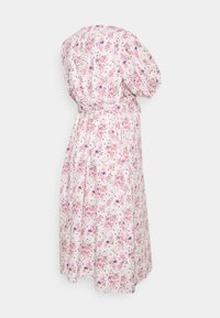 Vestido floral em tecido leve, com padrões de flores em rosa, roxo e verde. As mangas de corte solto e a faixa na cintura acentuam a silhueta.