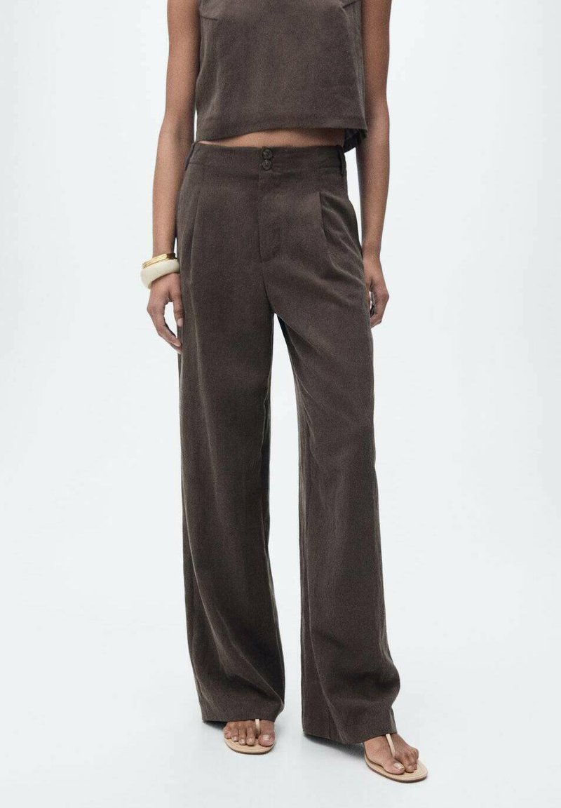 Bruine, wijde broek gemaakt van zachte stof, met een knoopsluiting en zijzakken, gecombineerd met een bijpassende cropped top.
