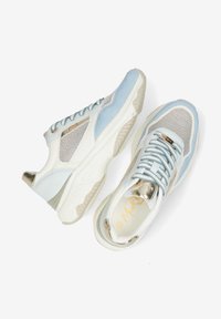 Ljusblå och vita sneakers i mesh och mocka, med metalliska detaljer, texturerad sula och kontrasterande sömmar.