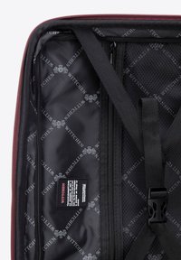Valigia bordeaux aperta con rivestimento interno nero, loghi Wittchen, scompartimenti con cerniera e cinghie di imballaggio nere regolabili con fibbia.