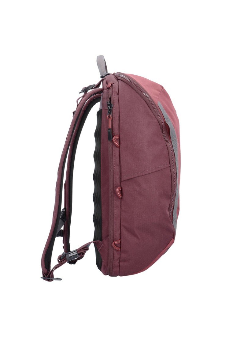 Burgunderfarbener Rucksack mit glatter Stoffoberfläche, doppeltem Reißverschluss, verstellbaren, gepolsterten Schultergurten und gummiartigen Akzenten; zeichnet sich durch ein elegantes Seitenprofil aus.