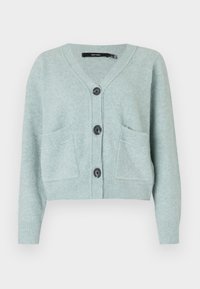 Ljusgrön kort cardigan i mjukt stickat material med V-ringning, fyra svarta knappar och två framfickor. Ribbad ärm- och nederkant.