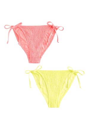 Deux bas de bikini texturés avec liens sur les côtés, un rose et un jaune clair, sur fond blanc.