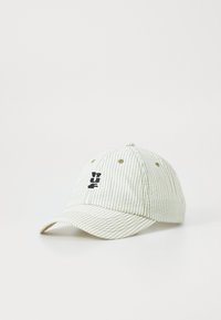 Stribet grøn og hvid baseballkasket lavet af stof, med en buet skygge og sort broderet logo på forsiden.