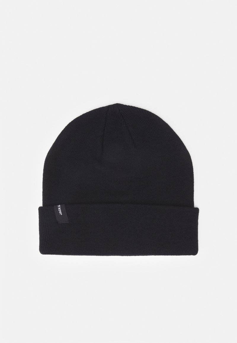 Bonnet en tricot noir avec bord replié et petite étiquette en tissu sur le côté, posé à plat sur fond blanc.