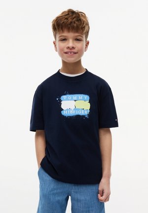 Tommy Hilfiger, TOMMY FLAG GRAFFITI T-SHIRT SS - T-shirt imprimé - dark night navy stripe