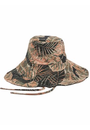 Sombrero tipo bucket de ala ancha con estampado de hojas tropicales en tonos verdes apagados, beige y rosa, con correas ajustables para la barbilla.