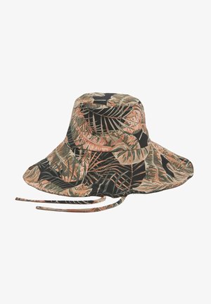 Sombrero tipo bucket de ala ancha con estampado de hojas tropicales en tonos verdes apagados, beige y rosa, con correas ajustables para la barbilla.