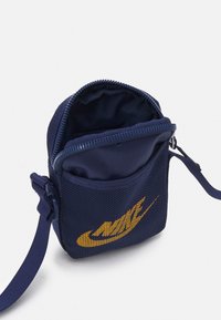 Nike Sportswear HERITAGE UNISEX - Mala a tiracolo - midnight navy/midnight navy/pollen