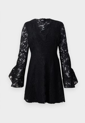 Robe en dentelle noire avec une taille cintrée, des manches longues en forme de cloche, un col en forme de vagues et un motif floral, présentant un ourlet évasé.