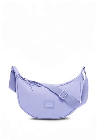 Bolso de tela morado para el hombro con forma redondeada de media luna, correa ajustable, cierre de cremallera y un pequeño parche con el logo en el frente.